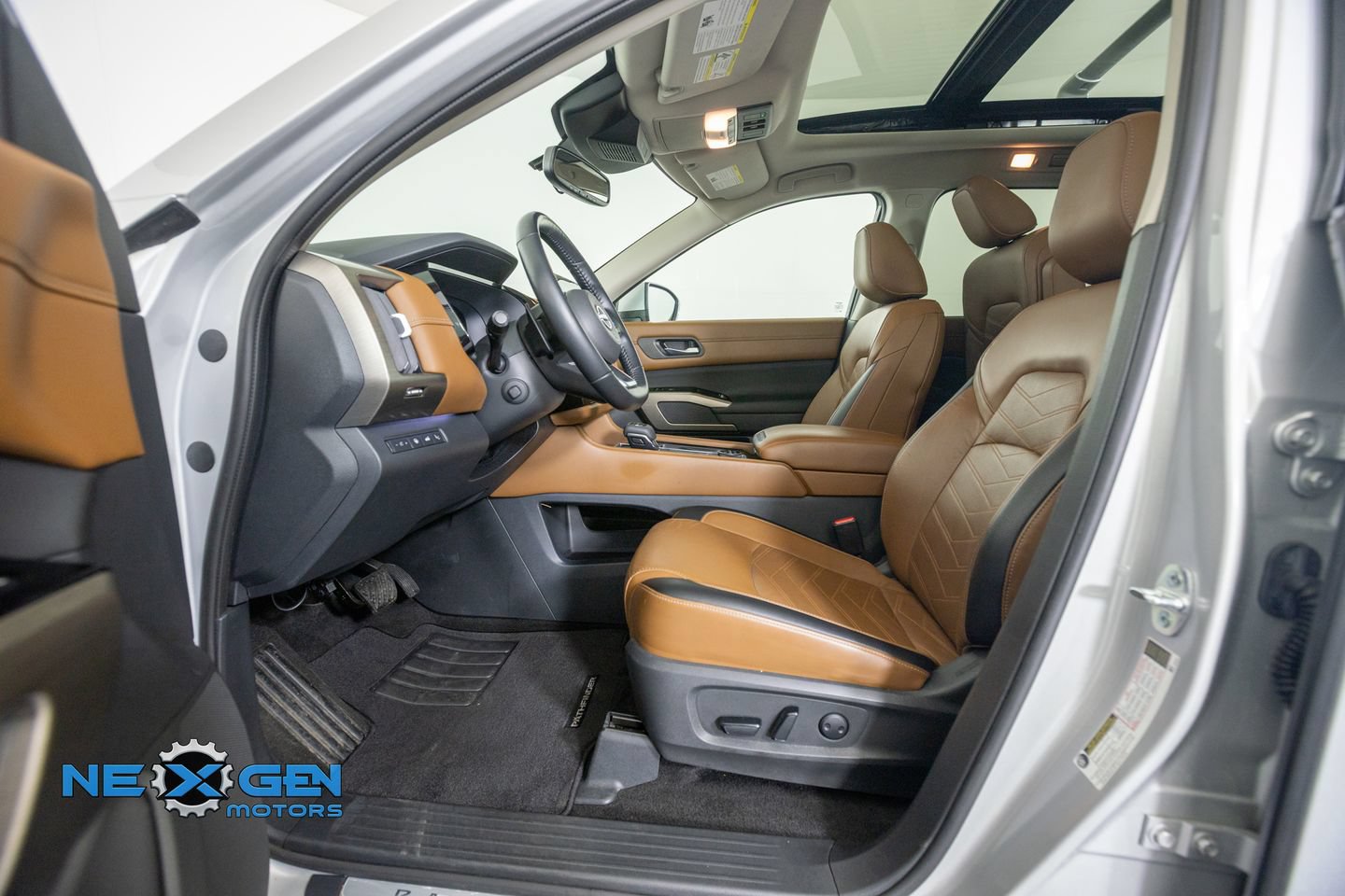 Used 2022 Nissan Pathfinder Platinum AWD/4WD image 11