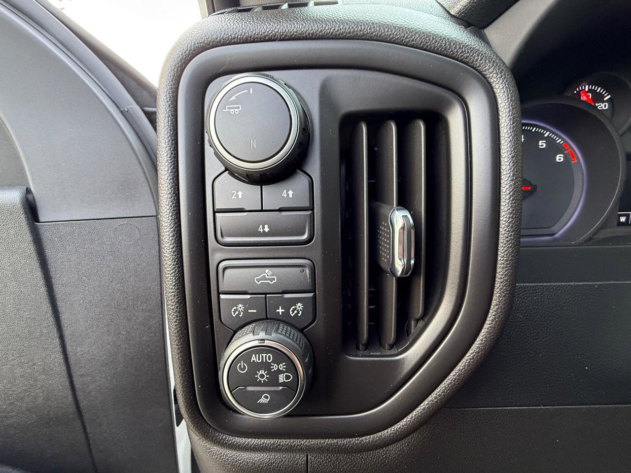 Used 2022 Chevrolet Silverado 2500 Custom w/ Custom Value Package image 14