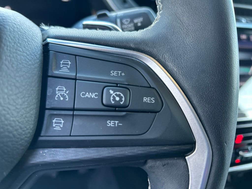 Used 2023 Jeep Grand Cherokee L Laredo image 40