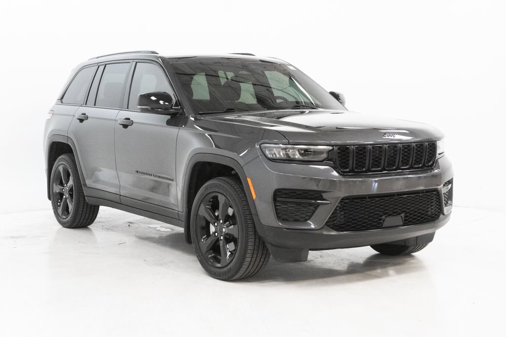 Used 2025 Jeep Grand Cherokee Altitude AWD/4WD image 7