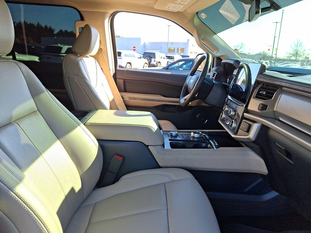 Used 2022 Ford Expedition XLT image 12