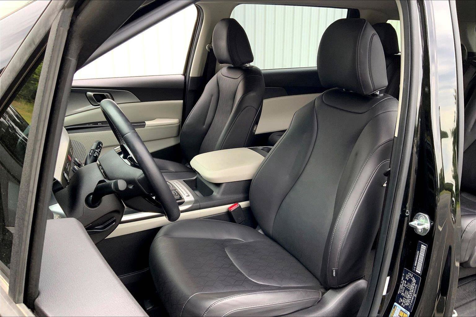 Used 2024 Kia Carnival LX FWD image 19