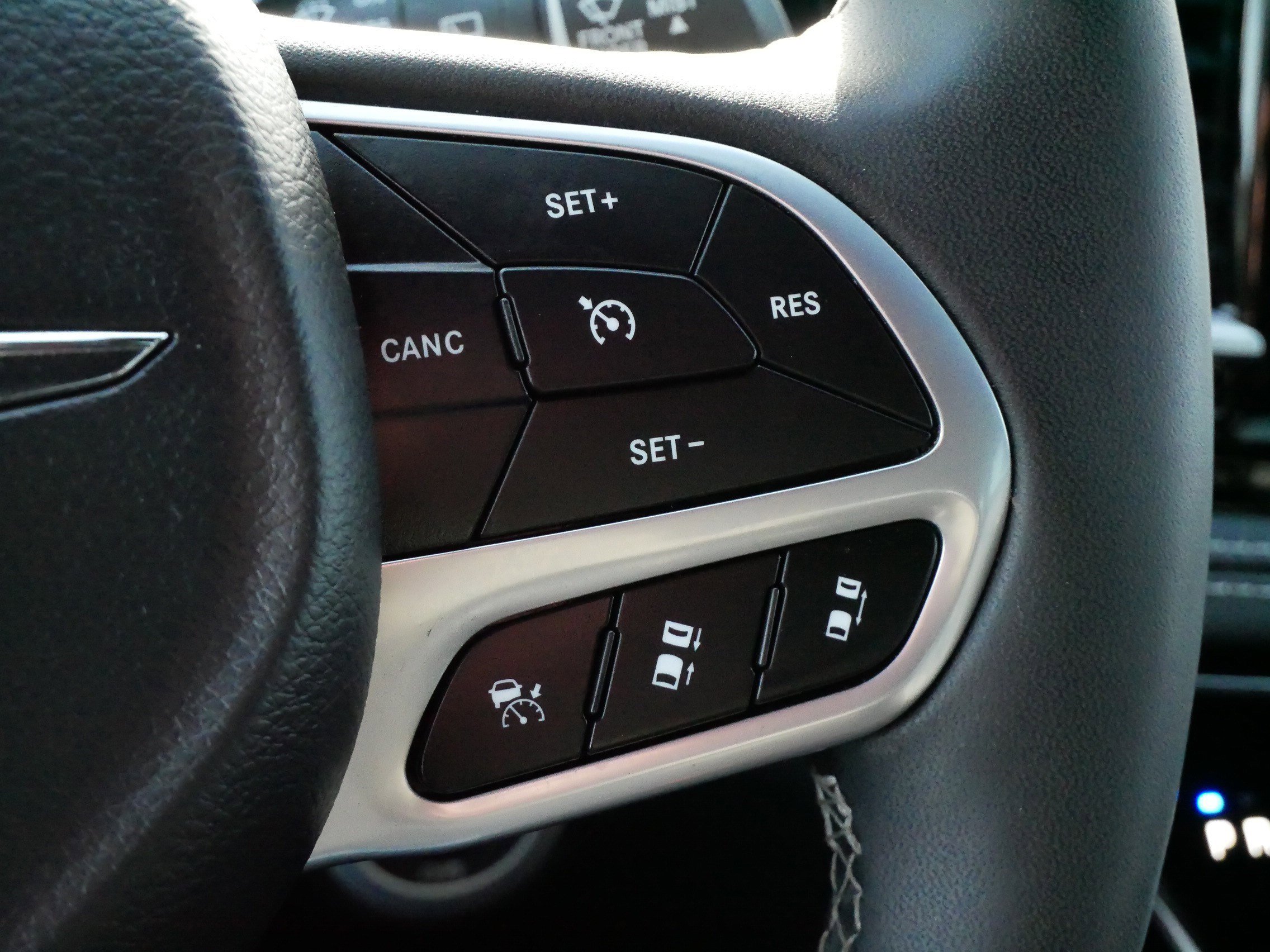 Used 2025 Chrysler Pacifica Select w/ Uconnect Theater Family Group image 25