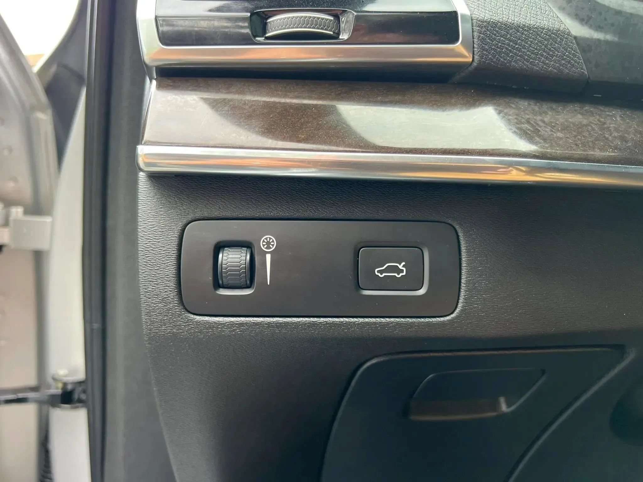 Used 2017 Volvo XC90 T6 Momentum w/ Vision Package AWD/4WD image 37
