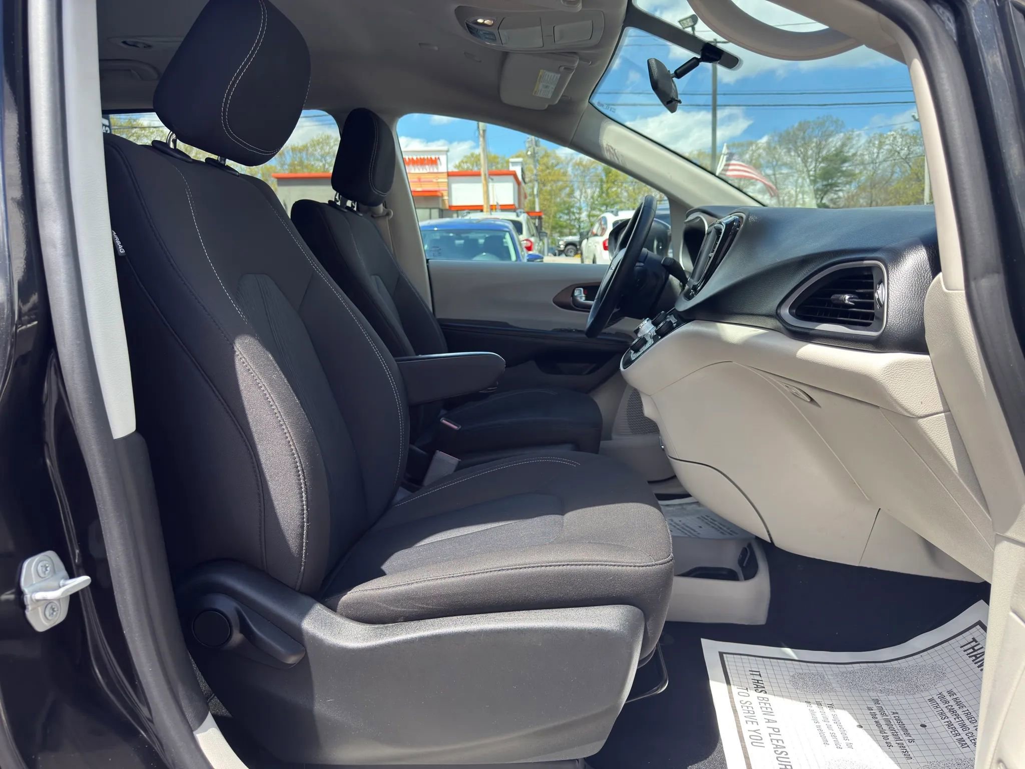 Used 2022 Chrysler Voyager LX FWD image 23