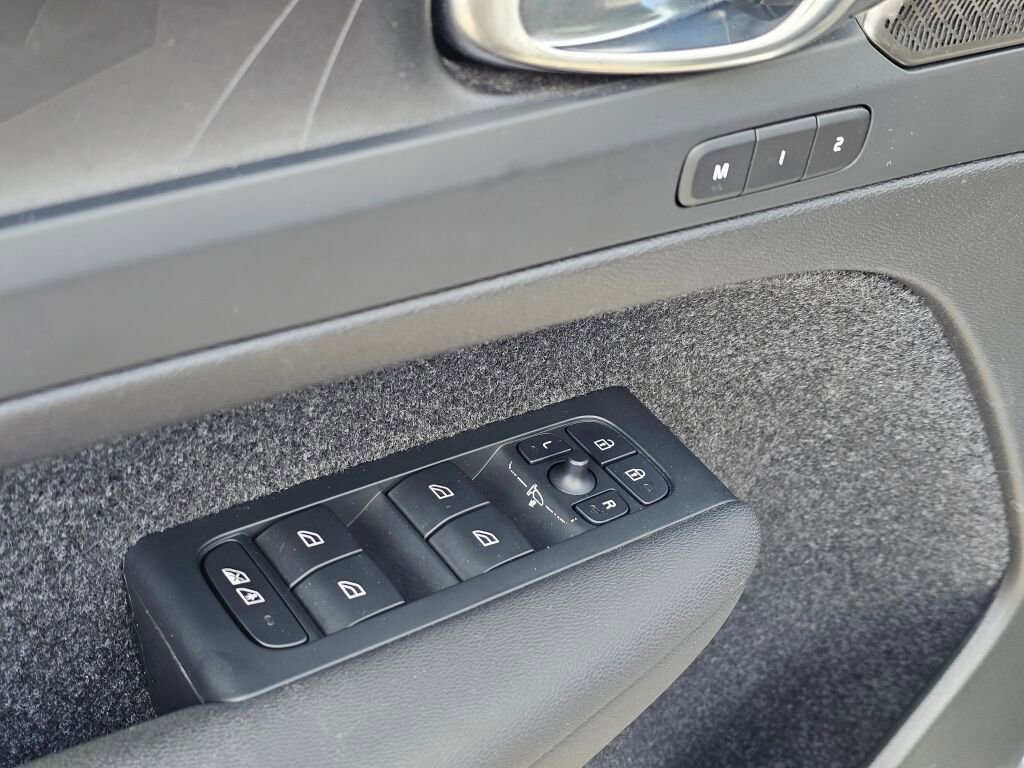 Used 2023 Volvo XC40 Recharge Ultimate image 31