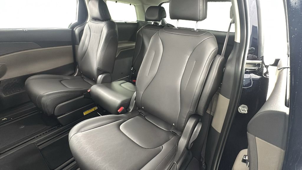 New 2026 Kia Carnival EX FWD image 12