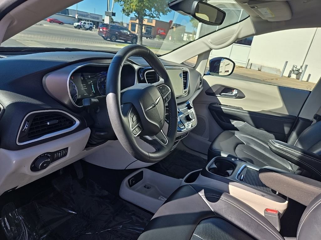 Used 2024 Chrysler Pacifica Touring-L image 11