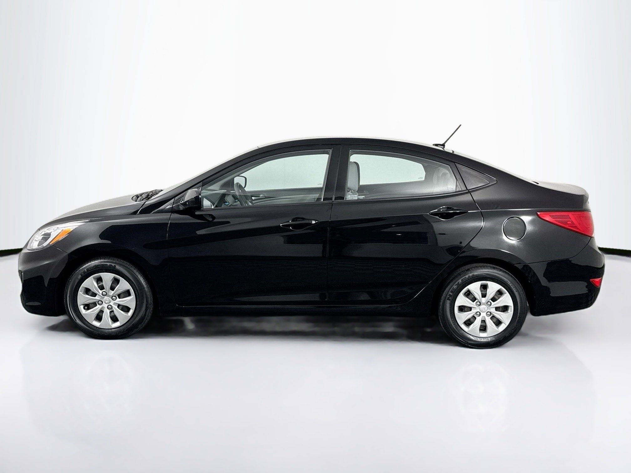 Used 2015 Hyundai Accent GLS FWD image 7