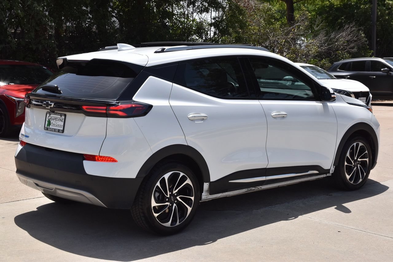 Used 2023 Chevrolet Bolt EUV Premier w/ Sun & Sound Package FWD image 7