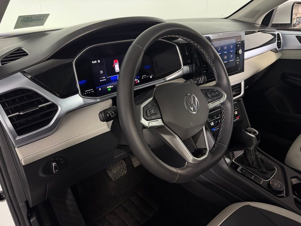 Used 2025 Volkswagen Taos SE w/ Panoramic Sunroof Package AWD/4WD image 20