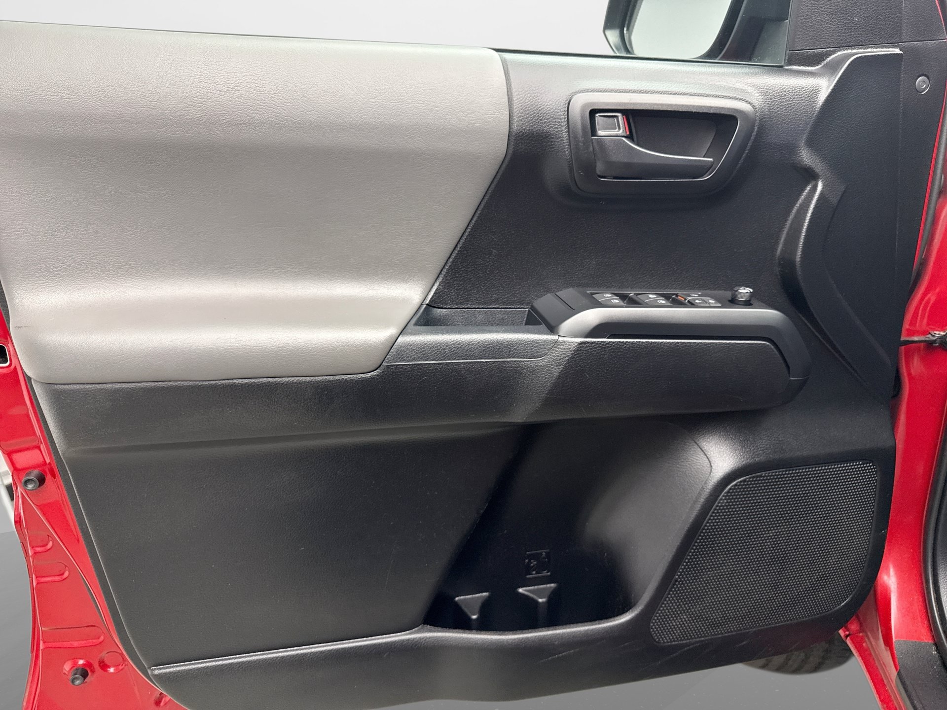 Used 2022 Toyota Tacoma SR AWD/4WD image 9