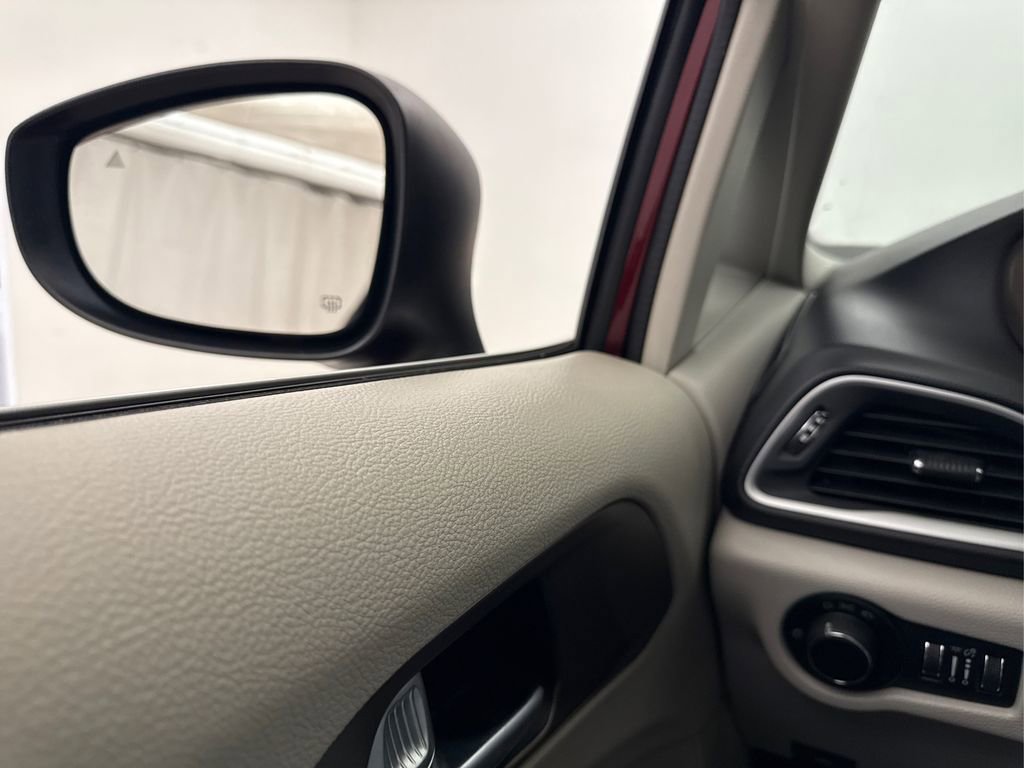 Used 2018 Chrysler Pacifica LX FWD image 27