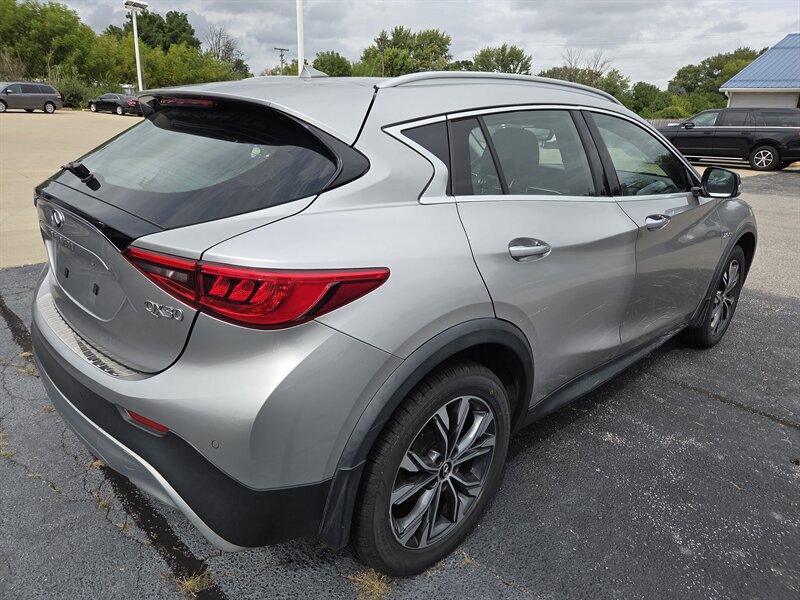 Used 2018 INFINITI QX30 Premium w/ Navigation Package AWD/4WD image 3