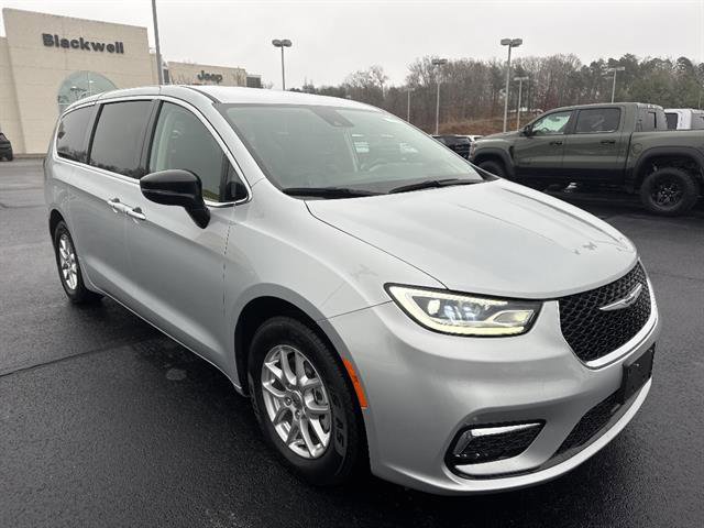 Used 2024 Chrysler Pacifica Touring-L image 1