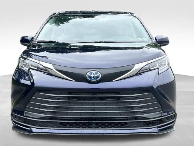Certified 2023 Toyota Sienna LE FWD image 8