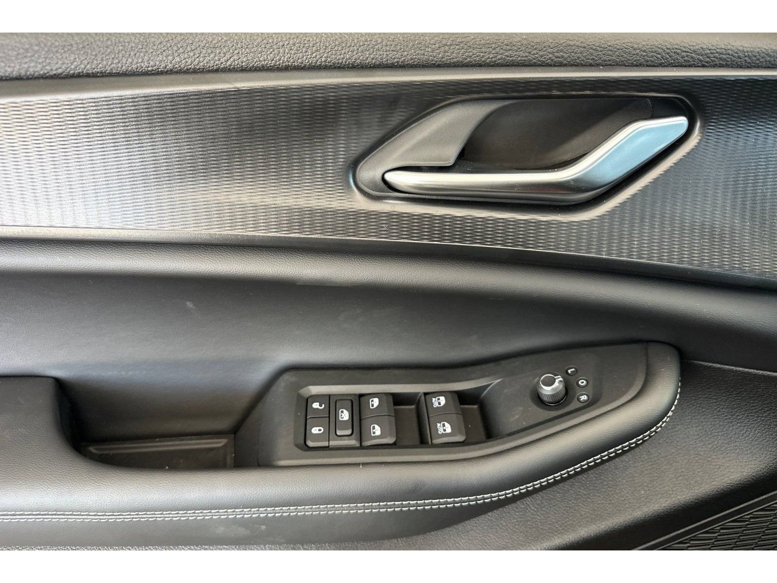New 2025 Jeep Grand Cherokee Laredo w/ Luxury Tech Group I RWD image 12