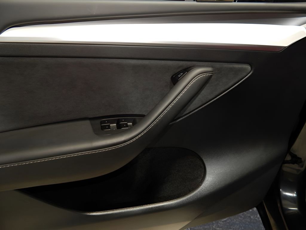 Used 2025 Tesla Model Y Long Range image 13