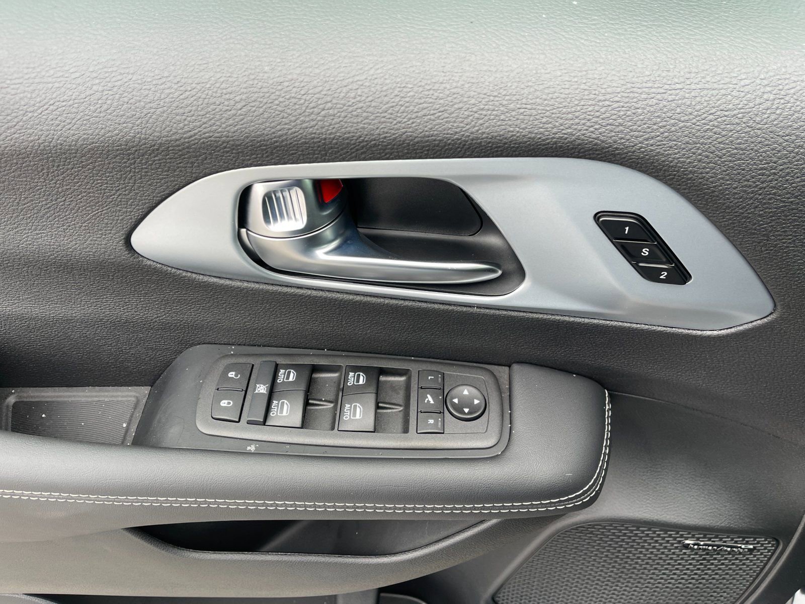 New 2026 Chrysler Pacifica Limited w/ Uconnect Theater Family Group image 12