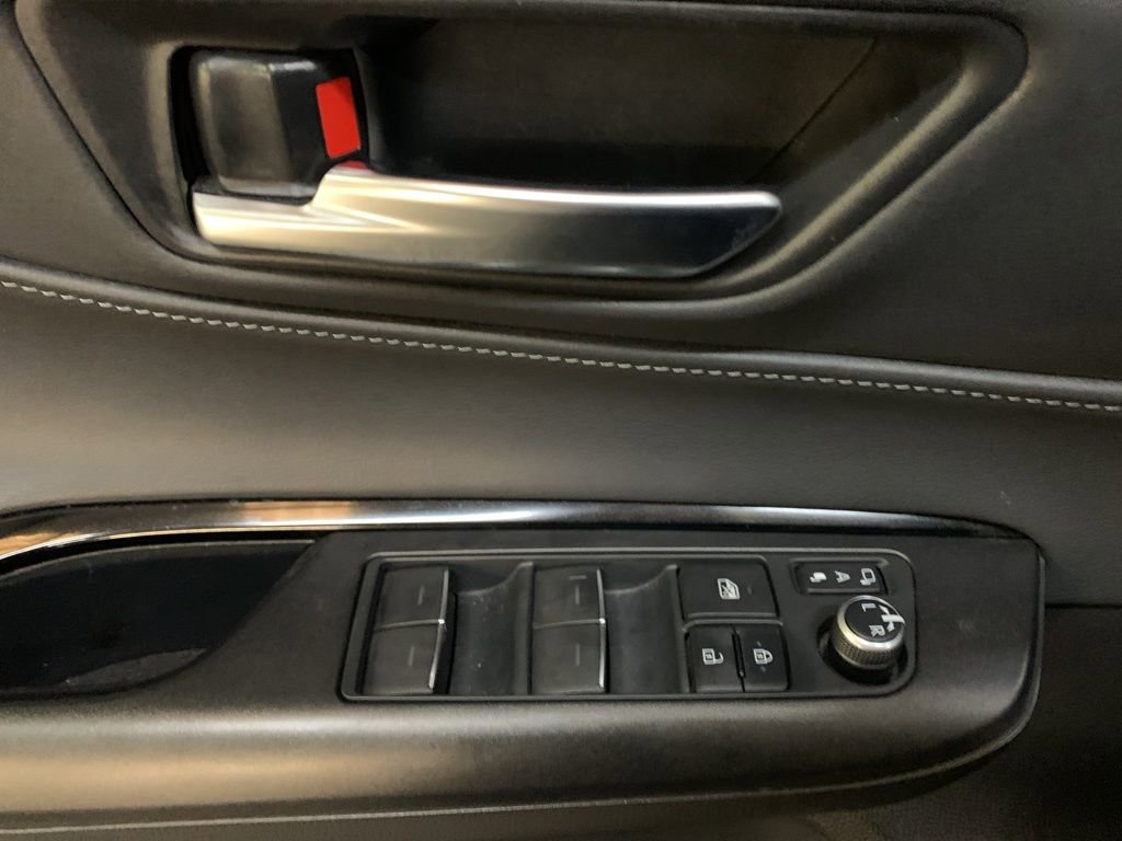 Used 2021 Toyota Venza LE image 12