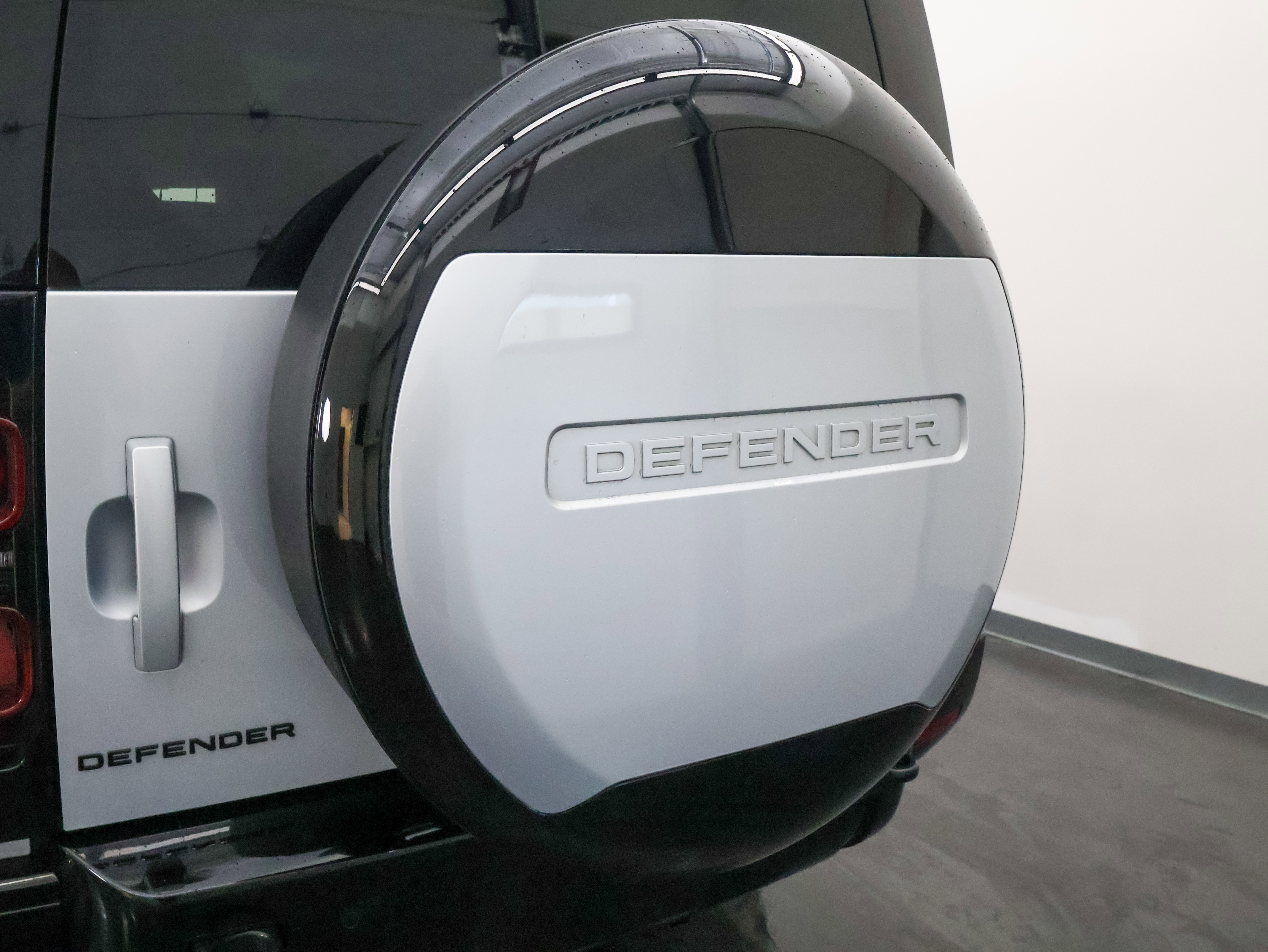 Used 2024 Land Rover Defender 130 X-Dynamic SE AWD/4WD image 45