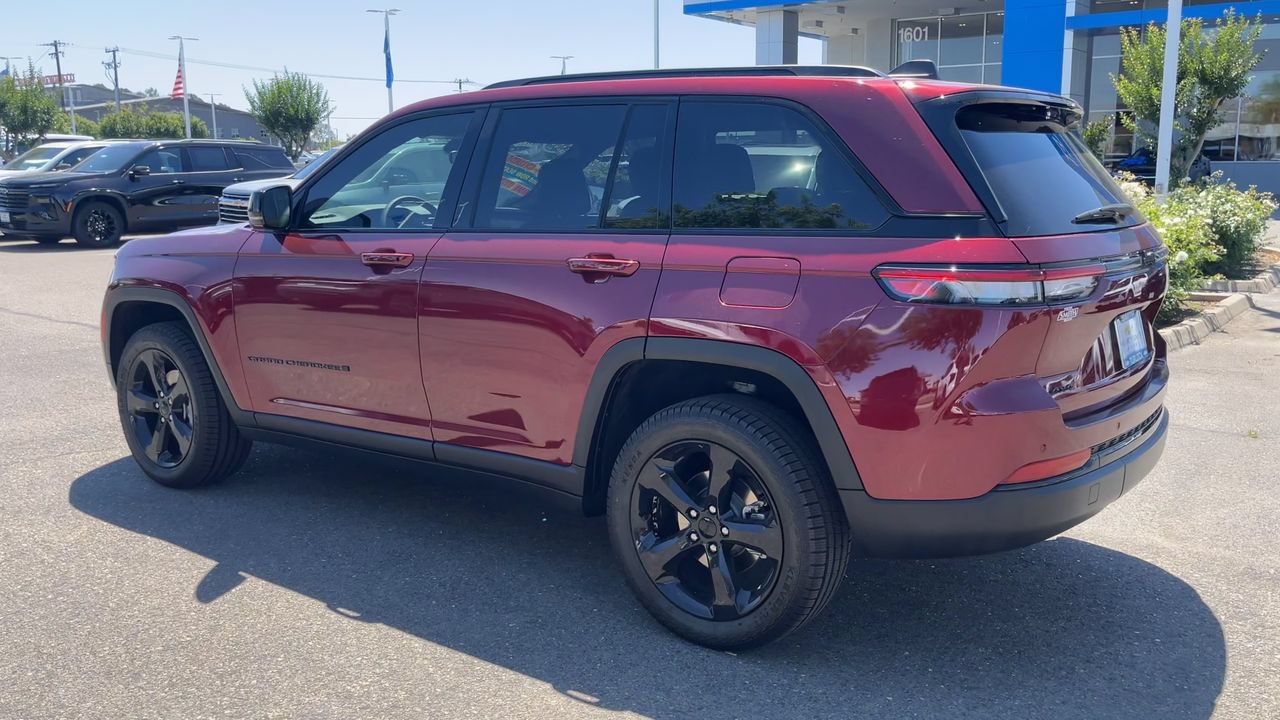 Used 2023 Jeep Grand Cherokee Altitude AWD/4WD image 5