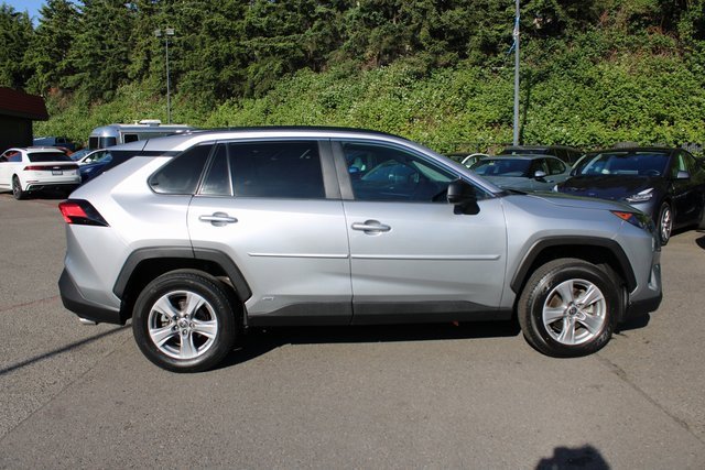 Used 2022 Toyota RAV4 LE image 2