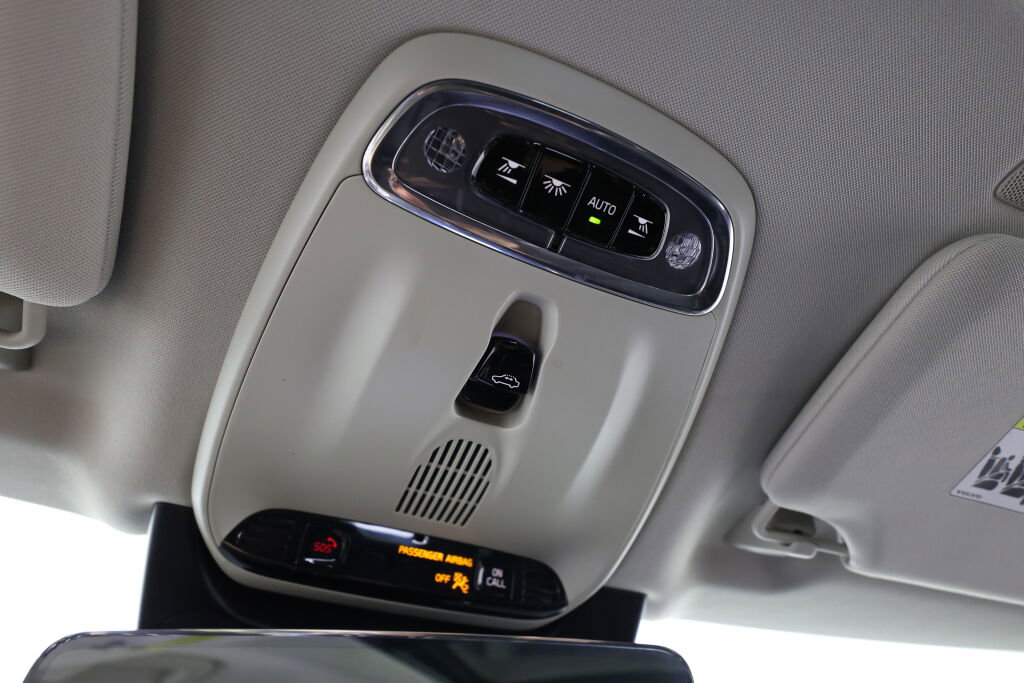 Used 2016 Volvo XC90 T6 Momentum w/ Momentum Plus Package image 35