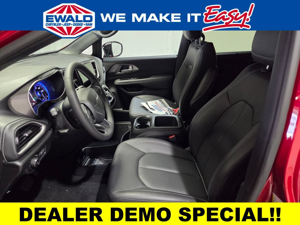New 2026 Chrysler Pacifica Select AWD/4WD image 7