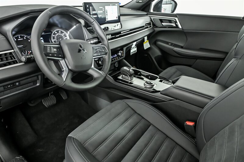 New 2026 Mitsubishi Outlander LE FWD image 13