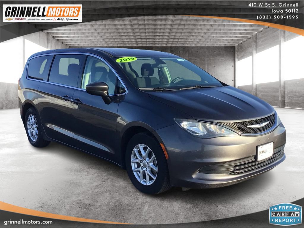 Used 2019 Chrysler Pacifica Touring image 3