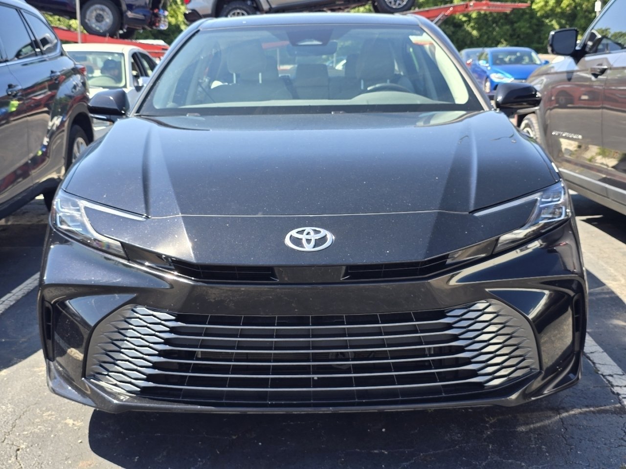Used 2025 Toyota Camry XLE AWD/4WD image 2
