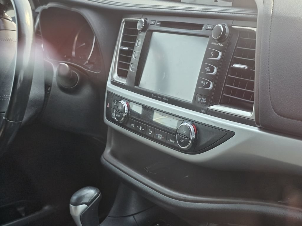 Used 2019 Toyota Highlander XLE FWD image 19