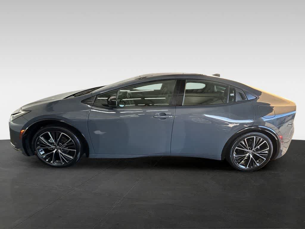Used 2023 Toyota Prius XLE FWD image 3
