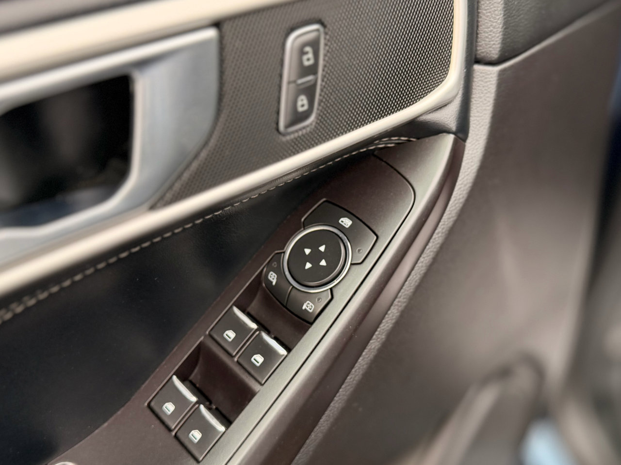 Used 2020 Ford Explorer XLT w/ Equipment Group 202A image 9