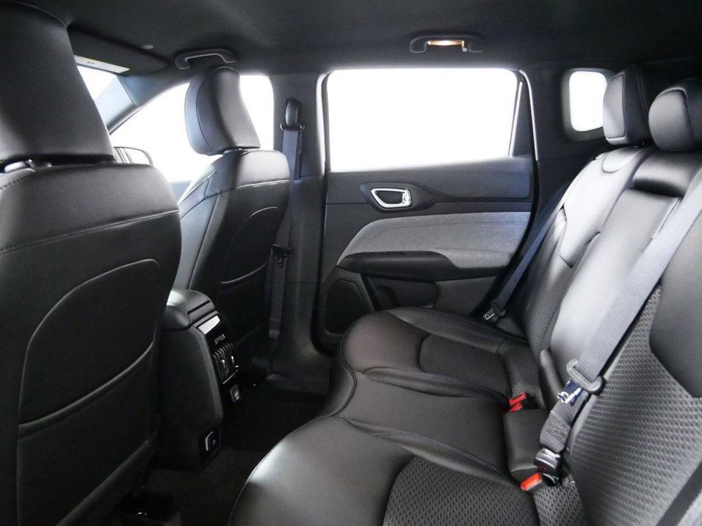 Used 2024 Jeep Compass Latitude image 27