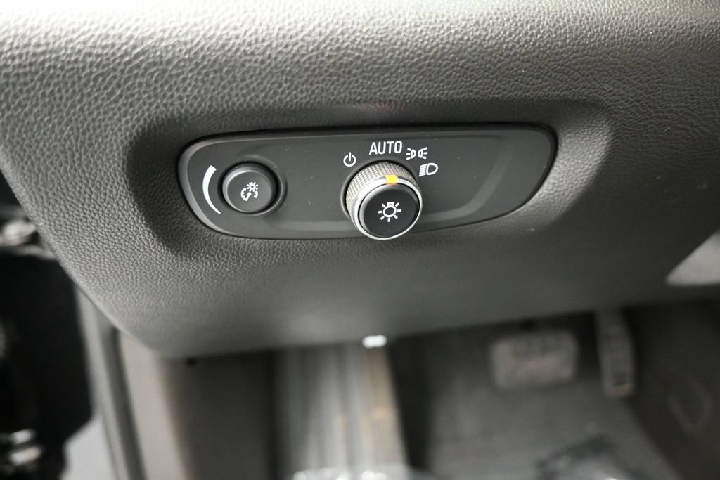 Used 2023 Chevrolet Traverse RS FWD image 12