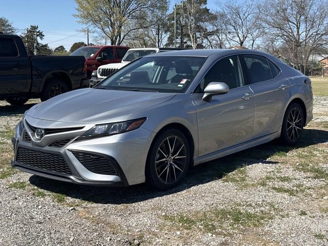 Used 2024 Toyota Camry SE image 3