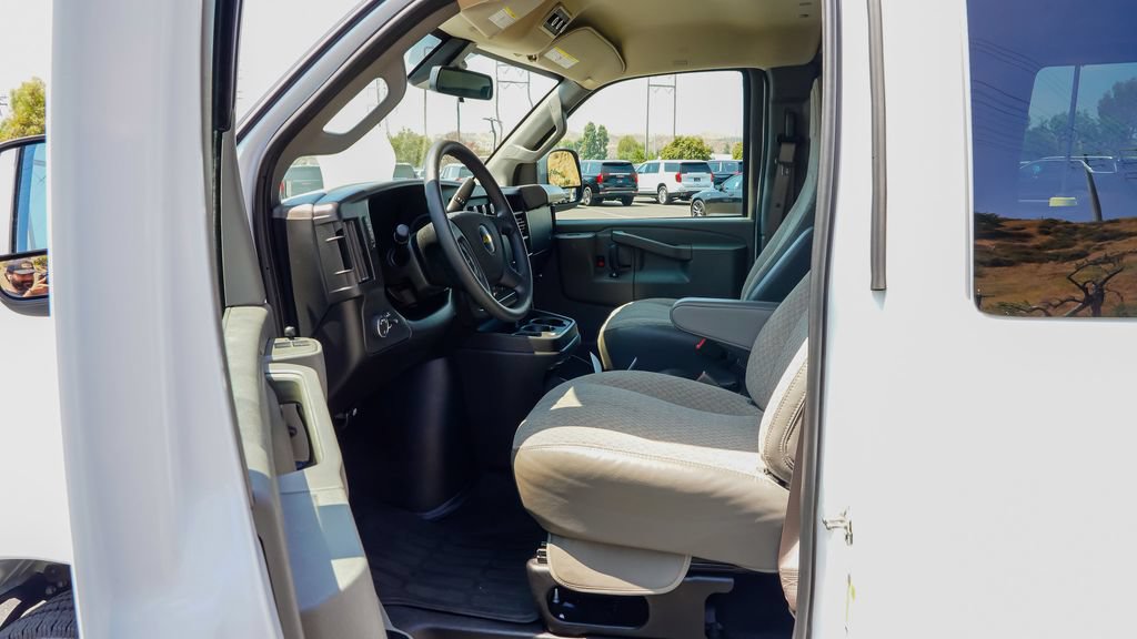 Used 2025 Chevrolet Express 3500 LT w/ LT Preferred Equipment Group RWD image 13