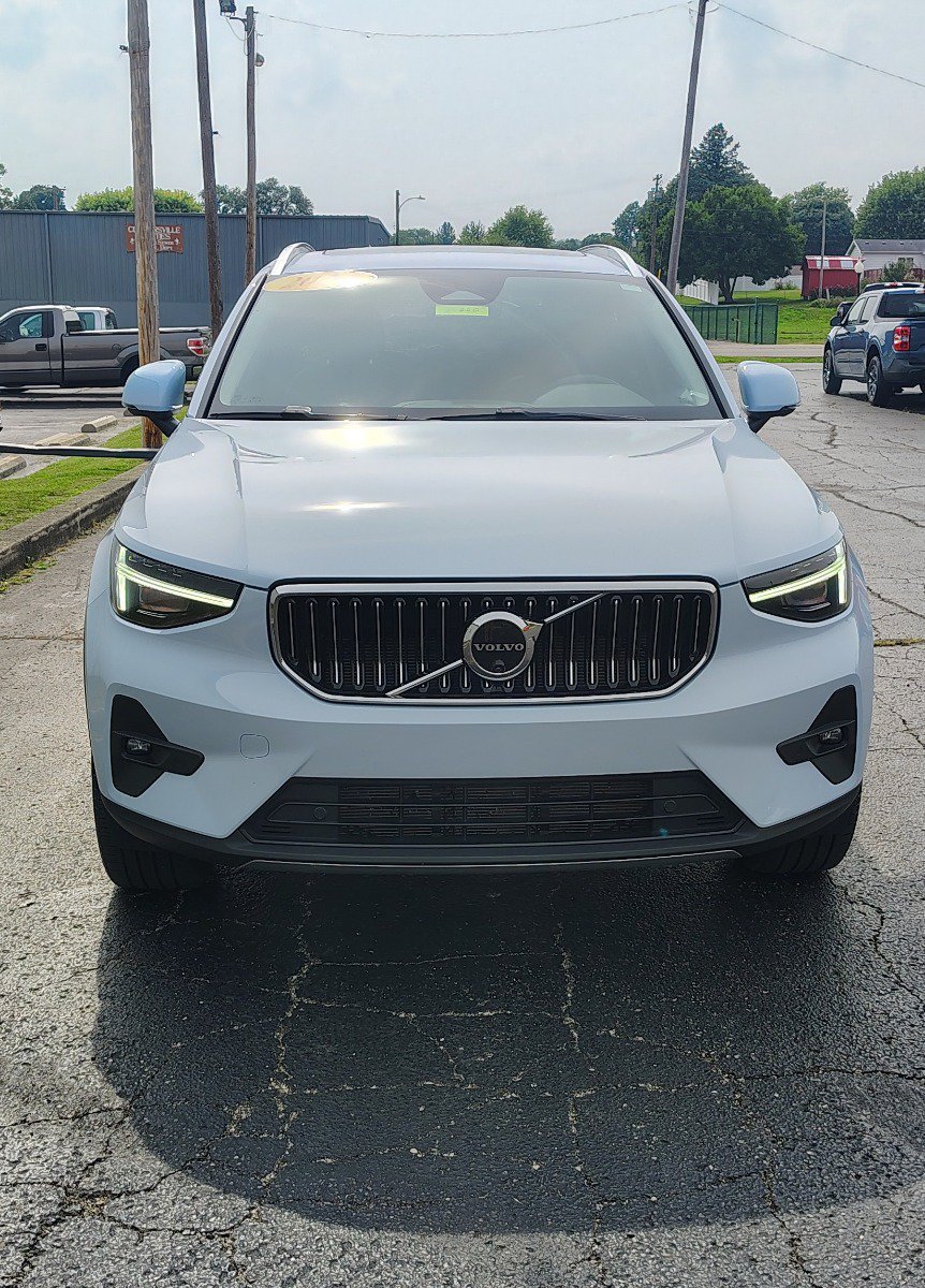 Used 2024 Volvo XC40 B5 Ultimate w/ Protection Package Premier AWD/4WD image 2