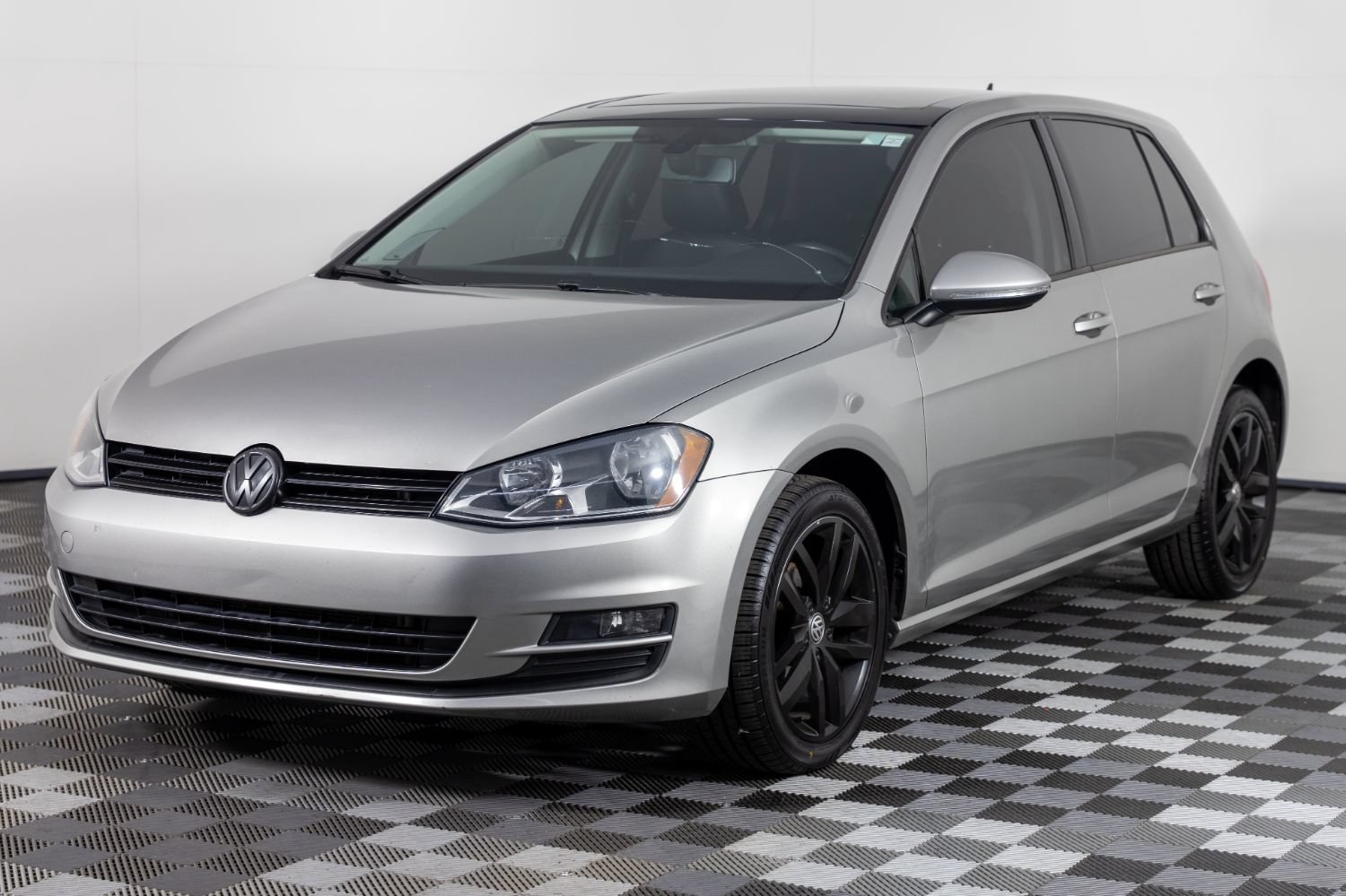 Used 2017 Volkswagen Golf SE FWD image 2