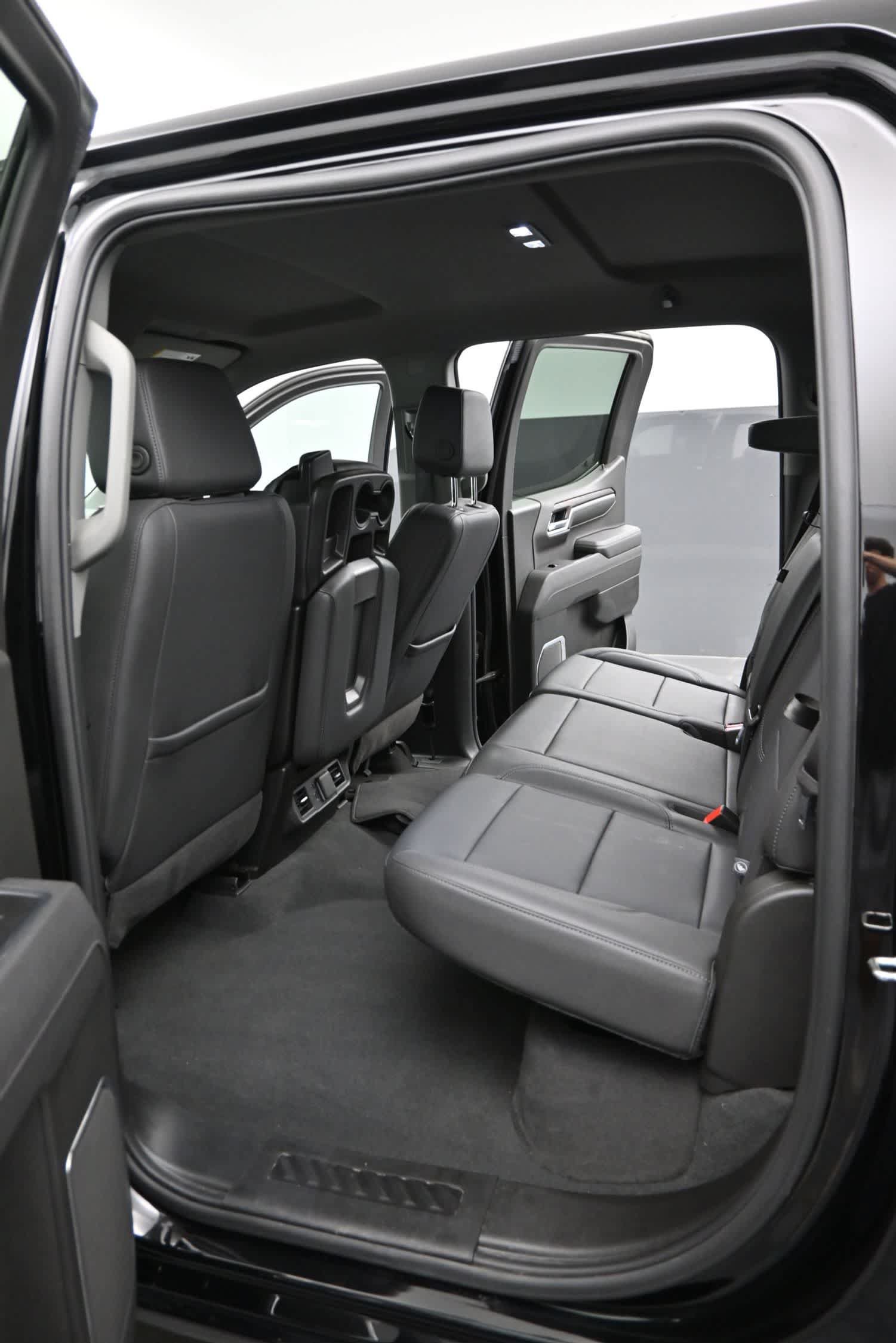 Used 2025 GMC Sierra 1500 SLT AWD/4WD image 16