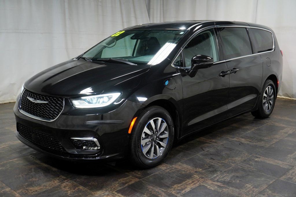 Used 2022 Chrysler Pacifica Touring-L w/ Uconnect Theater Family Group image 2