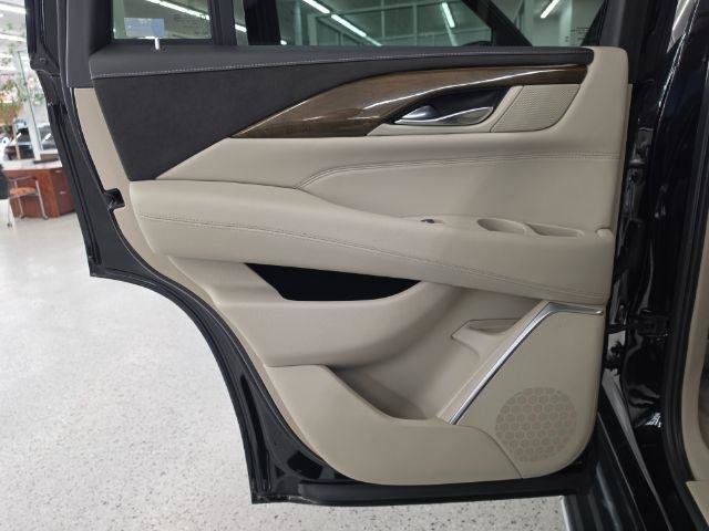 Used 2020 Cadillac Escalade Luxury AWD/4WD image 34
