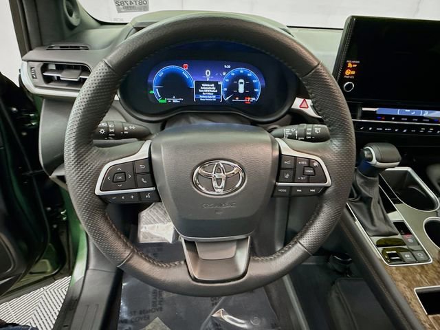 Used 2025 Toyota Sienna Platinum AWD/4WD image 11