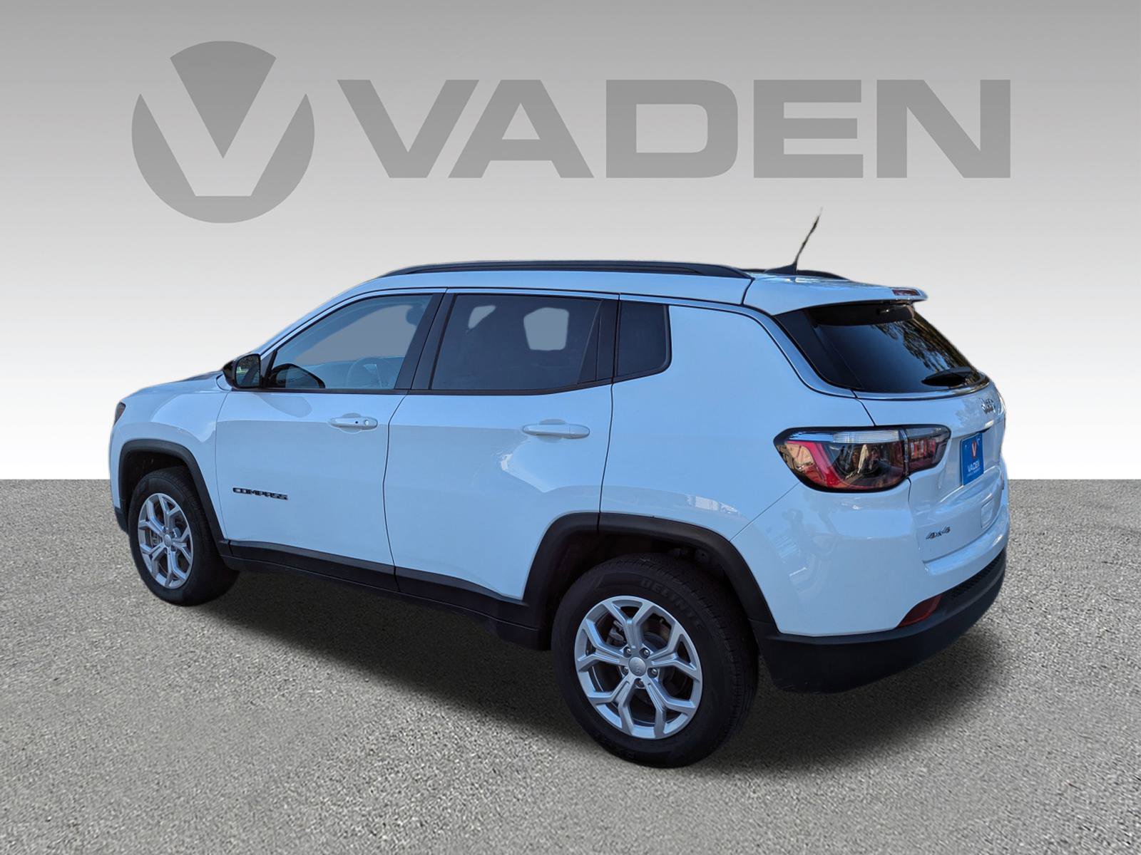 Used 2024 Jeep Compass Latitude image 28