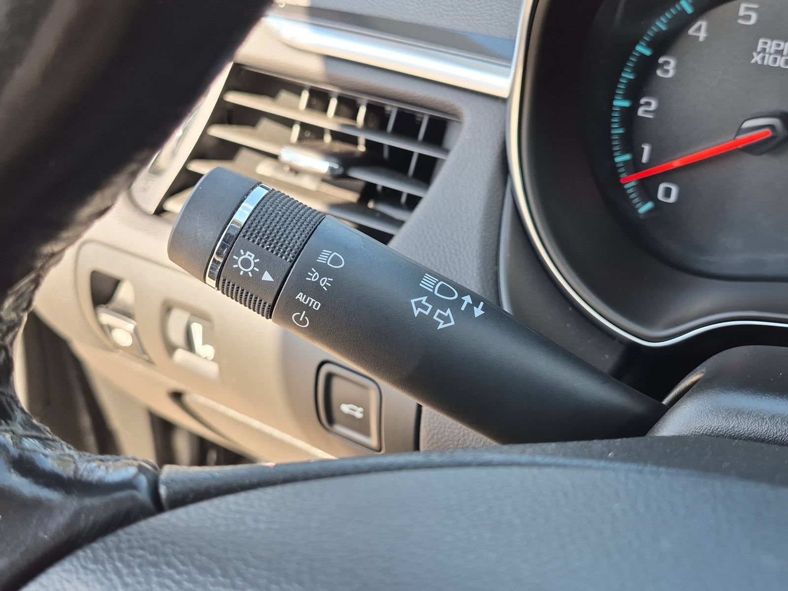 Used 2018 Chevrolet Impala LT FWD image 27