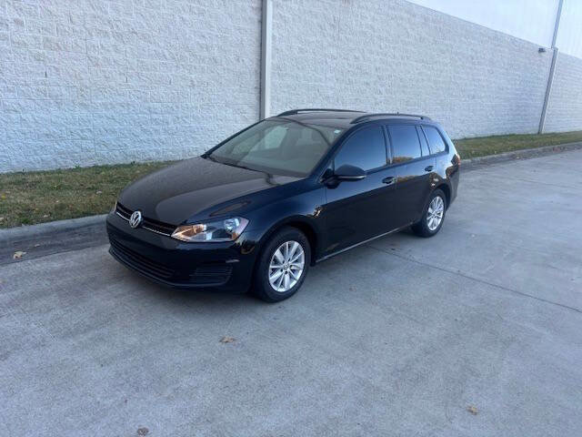 Used 2017 Volkswagen Golf S image 2