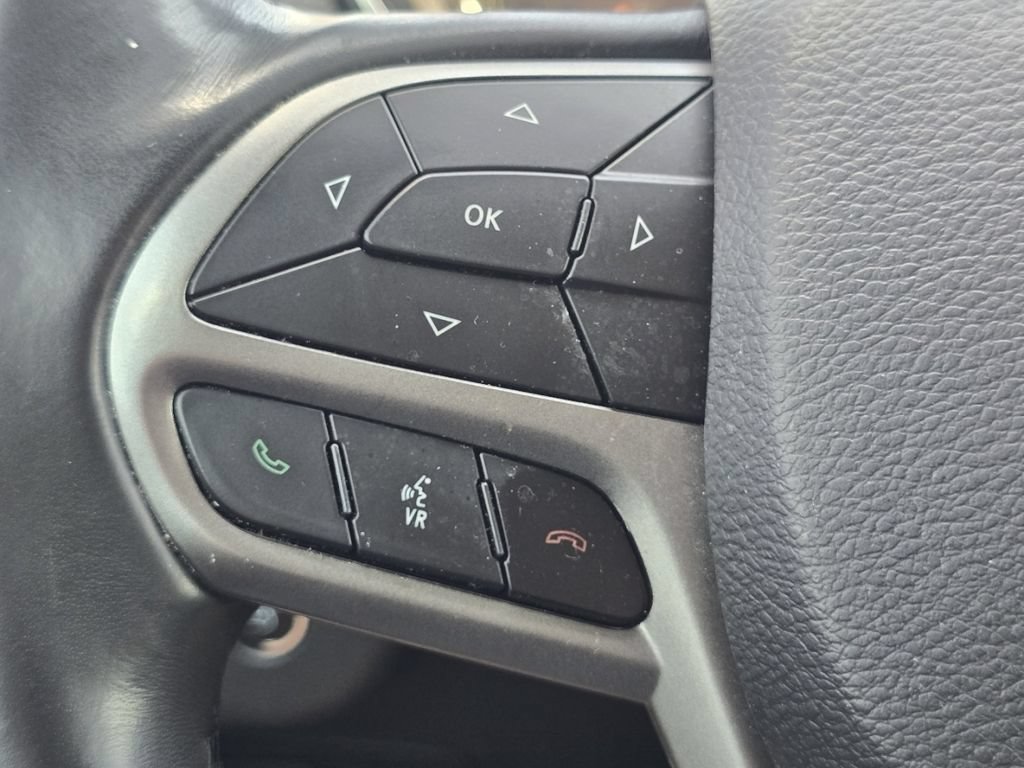 Used 2019 Jeep Cherokee Latitude Plus w/ Comfort/Convenience Group FWD image 30