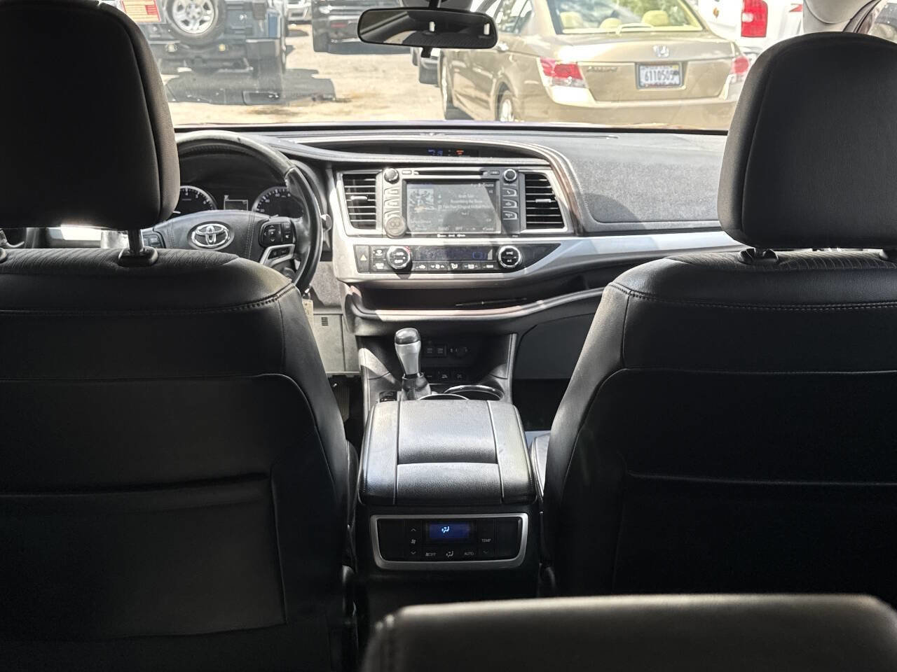 Used 2017 Toyota Highlander Plus AWD/4WD image 6
